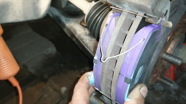 Mitsubishi Lancer 9. Устранение бряканья, стука тормозных суппортов недорого.