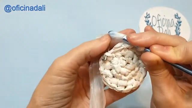 IDEIA DE RECICLAGEM 2 - COMO RECICLAR SACOLAS PLÁSTICAS - ARTESANATO COM SACOLAS PLÁSTICAS - смотреть онлайн