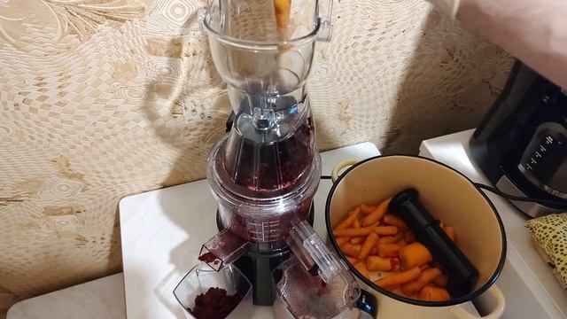 Шнековая соковыжималка отжимает свеклу и морковь смотреть онлайн
