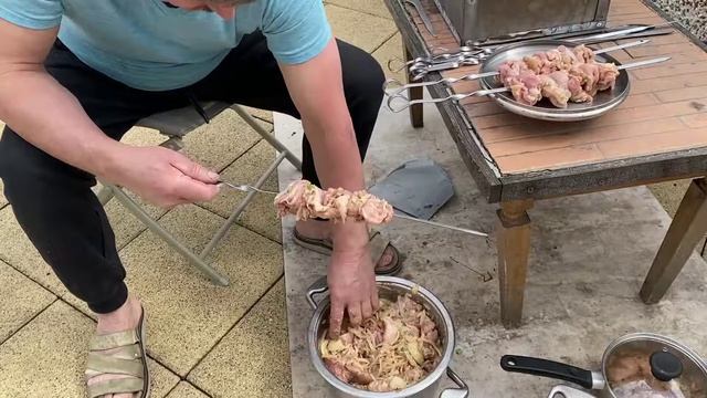 Куриный шашлык на мангале. Всегда очень сочный, что не возможно остановиться! смотреть онлайн