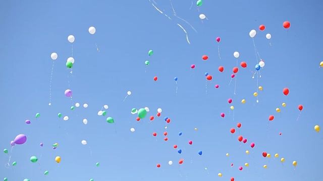 Футаж HD. В небе летят разноцветны воздушные шары смотреть онлайн