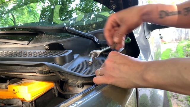 Встановлення газових упорів на капот Ford Escape. Установка газовых упоров на капот Ford Kuga. смотреть онлайн