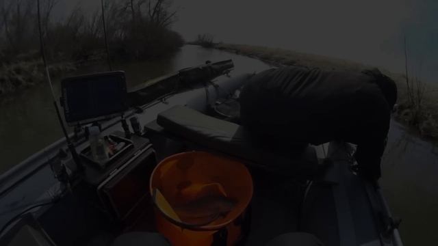 НАШЛИ В РУЧЬЕ ЯМКУ С КОРЯГАМИ А ТАМ РЫБЫ ПОЛНО!! Рыбалка весной на джиг. Налим,судак. смотреть онлайн