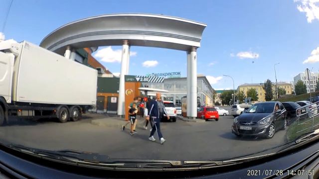 наглый заезд в обход очереди макавто