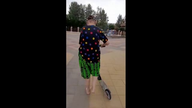 Бабулька кататся на самокате! смотреть онлайн