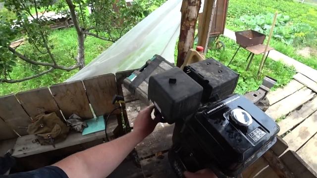 Обслуживаю свой старый двигатель Sharmax 15 л.с. Заехал к брату. Готовлю домашний летний салат смотреть онлайн