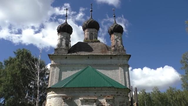 Деревня в глубинке России. Заброшенная церковь. Старинная деревня. Жилые и заброшенные дома. смотреть онлайн