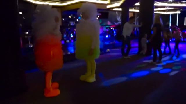 ДЕНЬ АРБУЗА В ОТЕЛЕ!!!! Милана ЕСТЬ УХО Единорожки! Как МАМА ОКАЗАЛАСЬ НА МОРЕ??? Где УПАЛ ДАНЯ!!!? смотреть онлайн