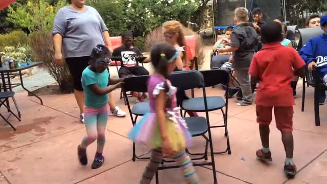 Musical chairs at Maleeya's birthday party смотреть онлайн