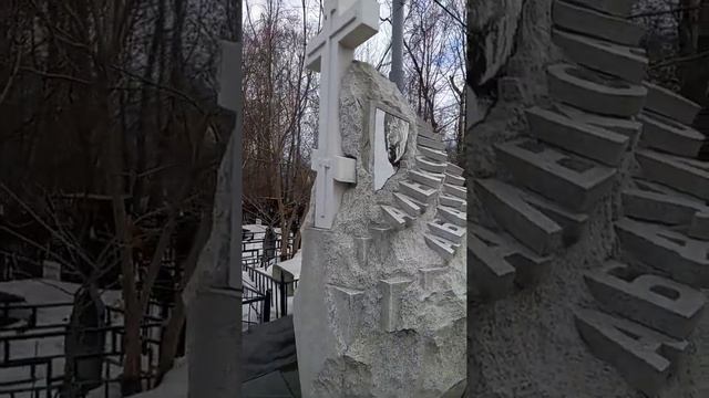 ПАМЯТНИК НАРОДНОМУ АРТИСТУ АЛЕКСАНДРУ АБДУЛОВУ НА ВАГАНЬКОВСКОМ КЛАДБИЩЕ... смотреть онлайн