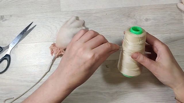 DIY. Реалистичные ручки из капрона для каркасной куклы. Быстро и просто. И маникюрчик. смотреть онлайн