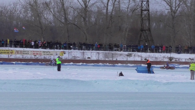 Чемпионат России.Гонки на льду.Суперлига.Командные соревнования.2 этап.2 день.13.12.2015.Заезд №17 смотреть онлайн