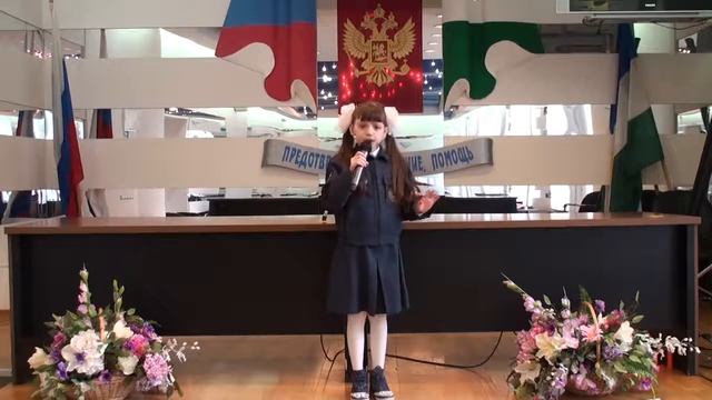Арина Мусина читает стихотворение 'Мой папа пожарный' смотреть онлайн