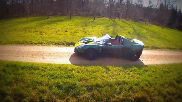 Flying around a Lotus Elise S2 Type 25 ... смотреть онлайн