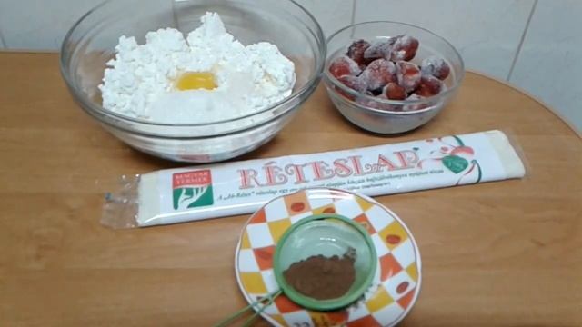 Рулет из слоеного теста с творогом и клубникой. смотреть онлайн