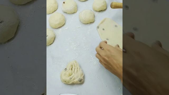 Булочки с изюмом#короткоевидео #быстроивкусно #булочки #булочка #быстрыйрецепт #выпечка #выпечкакча смотреть онлайн