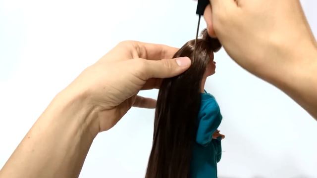 PEINAMOS A LA BARBIE TOTALLY HAIR BRUNETTE - BARBIE HAIRSTYLE RESTORATION смотреть онлайн