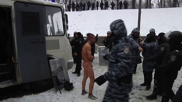 Взятый в плен Беркутом участник майдана смотреть онлайн