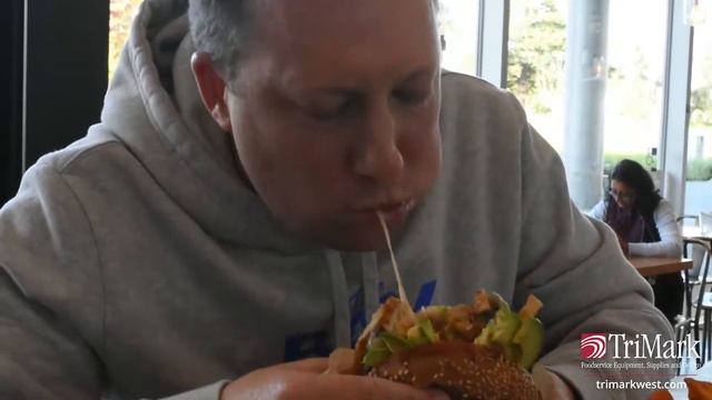 TriMark Customer Feature - Roam Burger in NorCal hosts Joe Shasky of 95.7 The Game for Go-To dish! смотреть онлайн