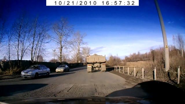 т484му59 обгон на переезде Новогайвинская 21-окт-2010.avi
