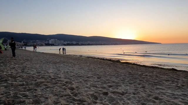 Интерессный утренний эффект восхода солнца на море смотреть онлайн