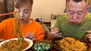 不到爱吃面，关键吃东西只考虑自己#eating show#eating challenge#husband and wife eating food#eating