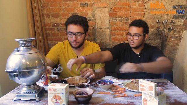 Иностранцы пробуют русскую еду