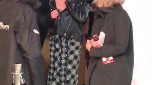 #KristenStewart arriving on the carpet last night #CharliesAngels UK premiere смотреть онлайн