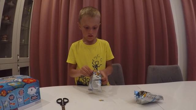 Илья распаковывает растущие игрушки в яйце #sbabam Ocean Eggs Повелители океанов и морей - август 2 смотреть онлайн
