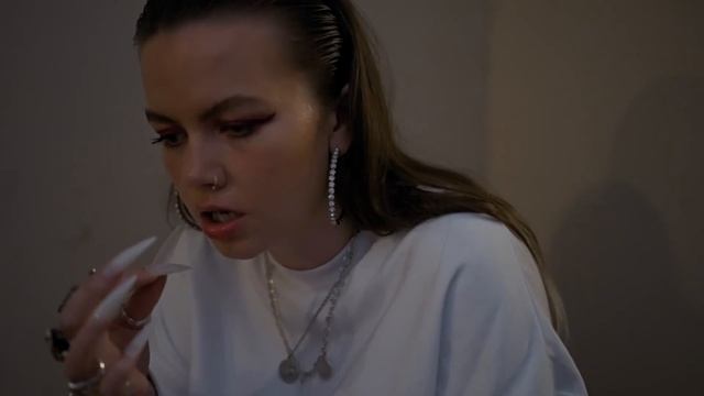 Ren X Chinchilla - Chalk Outlines (live) смотреть онлайн