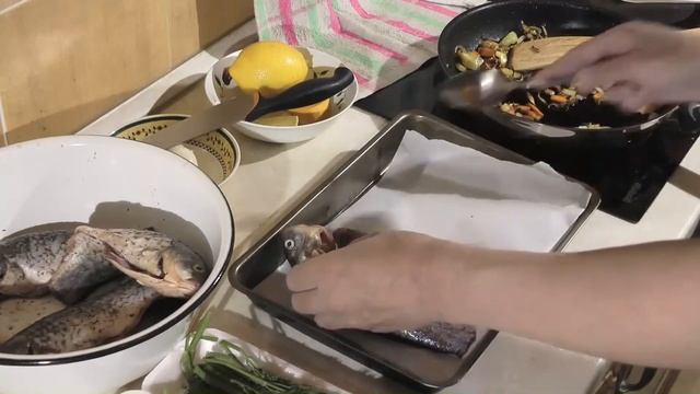 Рыба в духовке, фаршированная овощами. смотреть онлайн