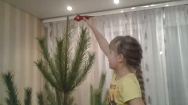 Вешаю верхушку на елку))) смотреть онлайн