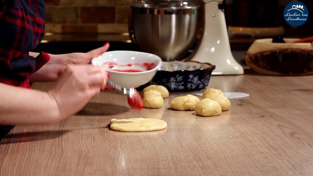 Gefüllte Buchteln mit Streuseln - sehr fluffig und lecker! / Buchteln selber machen смотреть онлайн
