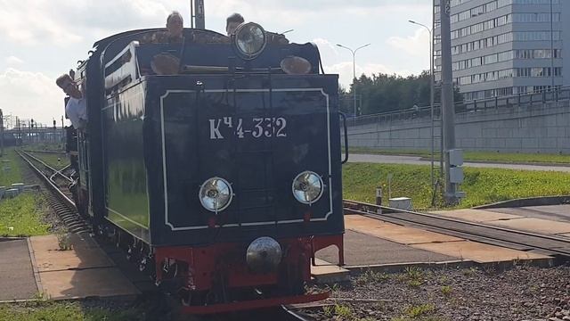 Паровоз КП4 332 подцепляется к поезду 