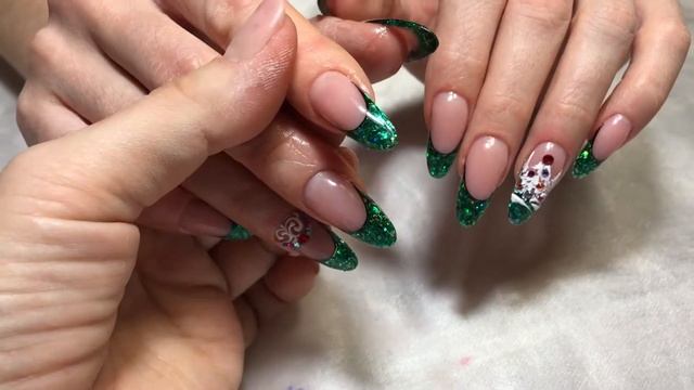 Новогодний маникюр : арт френч, Swarovski , роспись. Зелёный цвет на ногтях. смотреть онлайн