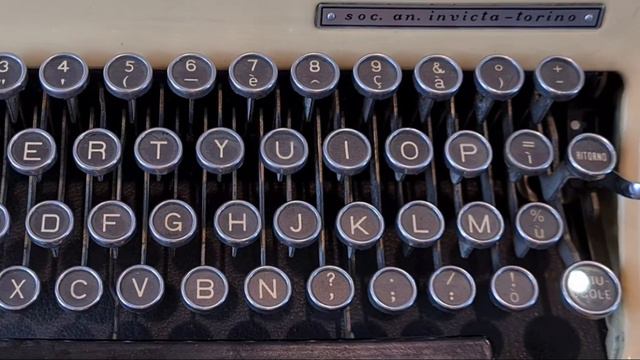 Old typewriter Invicta Portable, of 40' years, very nice beige colour. смотреть онлайн