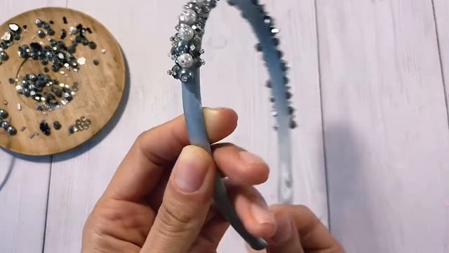 Красивый ободок! Ободок из бусин своими руками! Ободок расшитый стразами ! смотреть онлайн