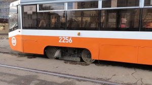 Учебный трамвай КТМ 71-619 №2256 на Проспекте Гая в Ульяновске.