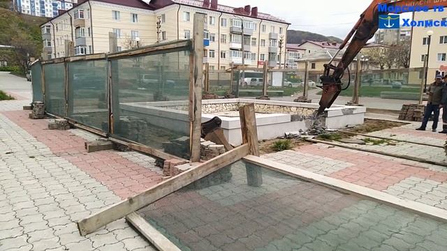 Начался демонтаж фонтана на площади Мира города Холмск смотреть онлайн