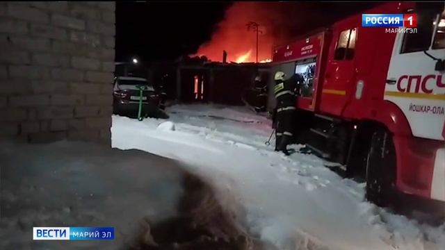 В Йошкар-Оле ночью загорелось несколько гаражей смотреть онлайн