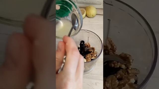 Соус песто из крапивы. Необычно вкусно и очень полезно. смотреть онлайн