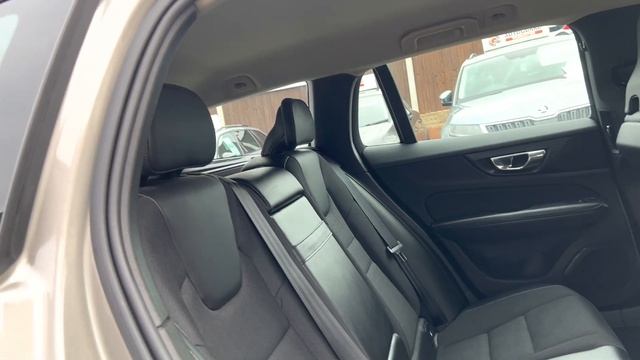 Volvo V60 D4 Momentum Manual 2018/68 смотреть онлайн