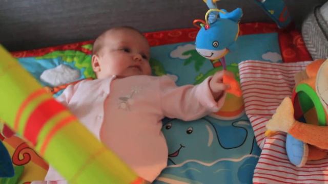 Анюта впервые играет с погремушкой смотреть онлайн