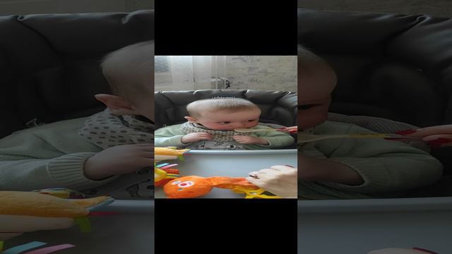 Кормим Мирошу кашей ложкой