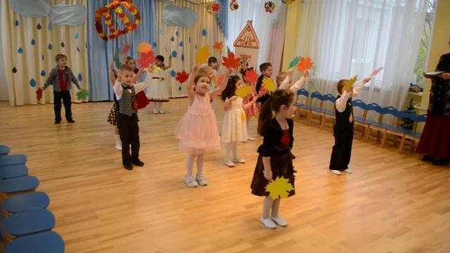 ТАНЕЦ С ЛИСТОЧКАМИ смотреть онлайн