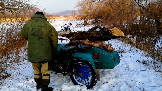 Мотоцикл Урал лесовоз. Везём дрова смотреть онлайн