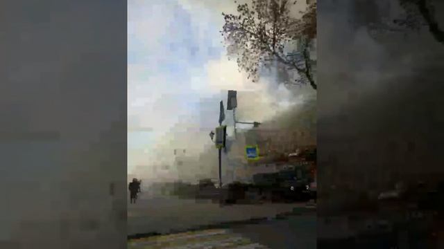 ??Двухэтажное здание, в котором находится гостиница, загорелось в центре Ростова-на-Дону❗️ смотреть онлайн