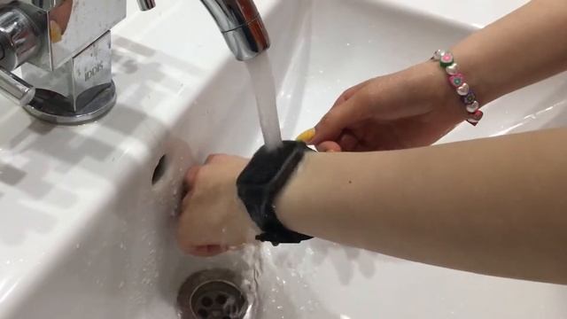 Тестирование на влагоустойчивость смарт-часов Haylou Smart Watch 2 смотреть онлайн