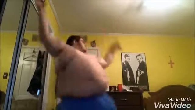 Толстый мужик танцует! смотреть онлайн