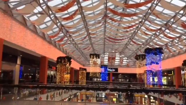 Старый Новый Год!!! Новогоднее оформление торгового центра для поднятия настроения смотреть онлайн
